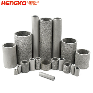 如果您對燒結不銹鋼濾管筒有任何疑問，您會在這里找到答案。  一、什么是燒結不銹鋼濾管筒？    是通過加熱或加壓的燒結工藝制成的特殊金屬管。根據您需要的金屬類型，可以選擇燒結不銹鋼金屬管、燒結銅金屬管或燒結青銅金屬管。  二、燒結金屬管有哪些用途？ 1.食品和飲料行業：防止食物營養成分被沖走，還可以過濾掉污染物。 2.水力發電廠為您工廠的渦輪機提供動力。保持電力循環生產。 3.天然氣生產廠可以捕獲氣體中的小污染物。 4.化學加工工業過濾掉有害污染物，提高化學產品的效率。 5.石油工業消除污染物來提高石油產品的純度。 6.醫藥行業去除藥品中的污染物，并提高藥用價值     三、燒結金屬管的優點是什么？ 1.材料堅固形狀靈活    2.良好的滲透性     3.多種孔隙分布 4.性能穩定可以應對來自各種流體的高壓而不會變形。  5.機械強度高可以在高溫高壓等極其惡劣的環境中使用。 6.可以調整孔的大小    7.耐腐蝕和熱沖擊   8.設備易于清潔，無需長時間關機。  四、選擇燒結金屬管時要注意以下幾點：  優質材料、溫度范圍、微米變化、耐腐蝕、納污能力、機械強度 需要的高強度（恒歌316不銹鋼濾管正反向流動中提供相同的強度）      燒結金屬管的工作原理  五、什么材料可以制造燒結金屬管？ 1.燒結不銹鋼：高機械強度耐腐蝕，在高壓高溫中高效運行不會損壞；  2.銅粉末燒結管屬不銹鋼替代品，耐腐蝕且經濟實惠，但耐溫和強度較差；  3.鎳合金，適用于極端工作條件的燒結金屬管。     注：燒結、固化、退火有以下幾個方面的比較：  1.燒結：這是一種熱處理方法，會使粉末狀物質形成整體材料，利用粉末中單個粒子之間發生的擴散。可以固態和液態下發生。     金屬粉末  2.養護：是用來加速化學反應的技術，適用于高分子及高分子材料復合。當熱固性聚合物在室溫下無法在合理時間內固化時，您將使用固化爐應用高溫來實現固化過程。  （例如，當您將預浸碳纖維覆蓋在模具上時可以固化它，使它保持模具的形狀，單體會在固化溫度下迅速反應，從而形成熱固性聚合物，使預浸墊物質變硬。）  3.退火：是一種熱處理技術，用于使用非常高的溫度來減輕物質的應力，降低處理物質中原子間鍵內的內應力和整體彈性能。此外，它是指金屬熱處理、高性能聚合物和陶瓷玻璃的術語。  （例如，您可以將冷軋鋼坯退火，制成另一種產品，當內部應力不推薦時，例如在進行機加工之前，您可使用此過程，機械加工通過去除材料來改變內應力的分布。     六、有哪些類型的燒結金屬管： 1.燒結多孔金屬管金屬管上的孔有助于過濾過程，運營成本低，但由于表面積小效率較低。     2.褶皺燒結金屬管表面積大于多孔金屬管，過濾效率高，但成本也高。     七、能清洗燒結金屬管嗎？ 建議定期清潔設備上累積的污染物提高效率，確保其經久耐用并發揮最佳性能，延長使用壽命。  在 Hengko我們將幫助您獲得合適的燒結不銹鋼濾管筒以滿足獨特的應用要求。您有任何疑問，請隨時聯系我們的團隊。www.yanbixing.cn